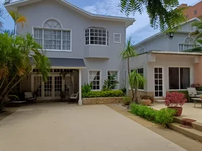 Exclusiva Residencia de Lujo con Jardín Privado – 350 m² en Playa El Ángel