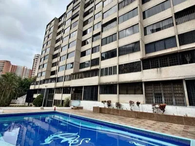 Apartamento en La Llanada del Edo. La Guaira de 60m2, 1 Habitación con baño, baño de visitas, estudio convertible, 1 puesto de est, piscina