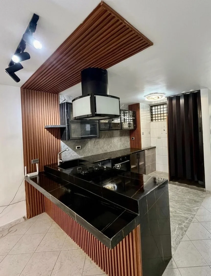 Foto 3 de Apartamento en La Llanada del Edo. La Guaira de 60m2, 1 Habitación con baño, baño de visitas, estudio convertible, 1 puesto de est, piscina