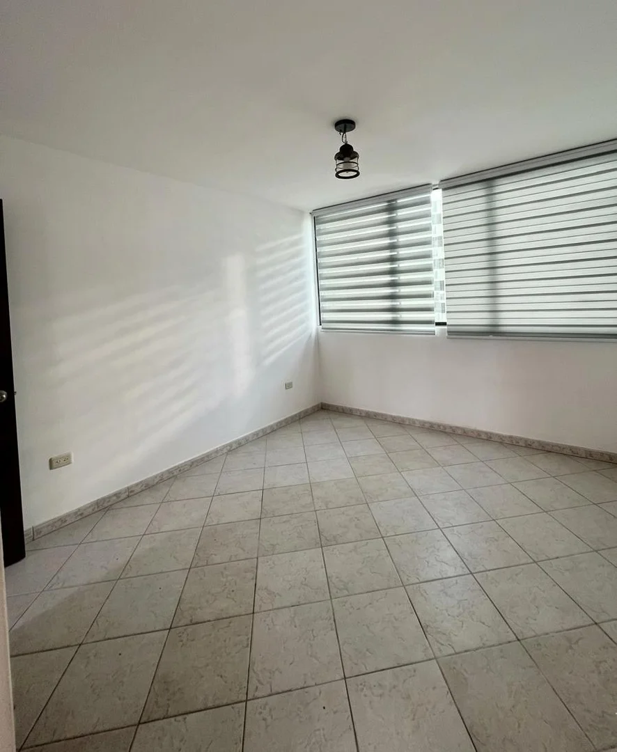 Foto 5 de Apartamento en La Llanada del Edo. La Guaira de 60m2, 1 Habitación con baño, baño de visitas, estudio convertible, 1 puesto de est, piscina