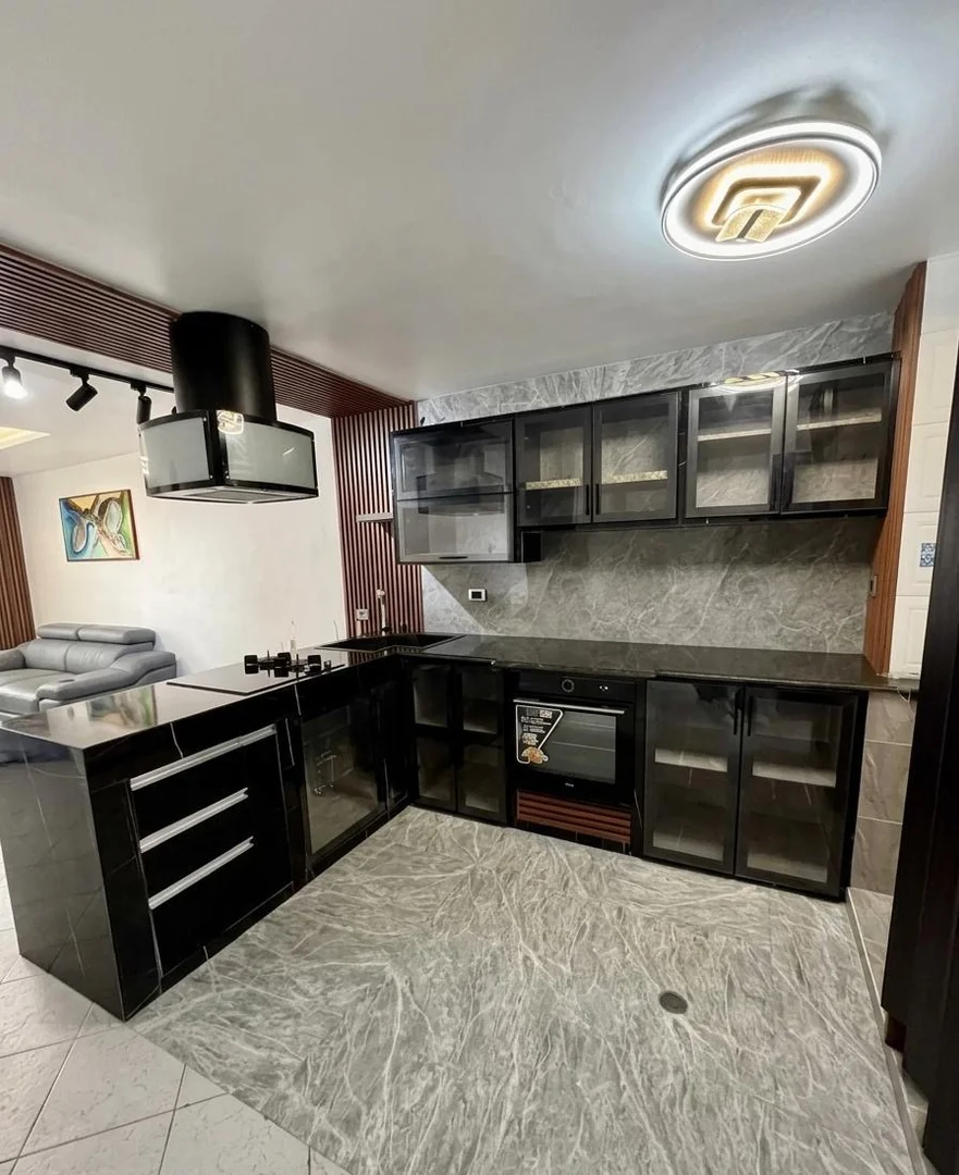 Foto 2 de Apartamento en La Llanada del Edo. La Guaira de 60m2, 1 Habitación con baño, baño de visitas, estudio convertible, 1 puesto de est, piscina